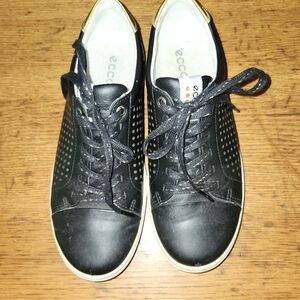 Women's size 38  ~~ 7.5 ECCO Golf Shoes